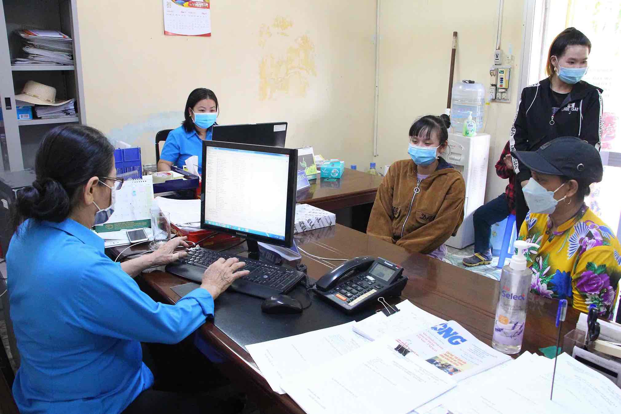 The Trade Union Legal Consulting Center - Dong Nai Provincial Labor Federation supports workers with unpaid wages. Photo: HAC