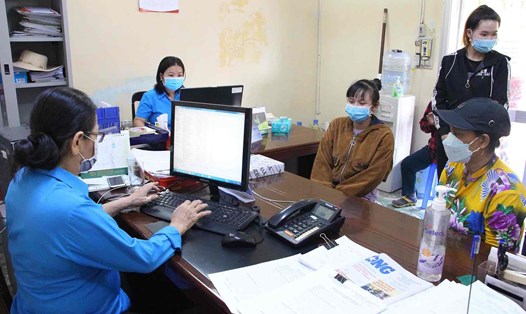 Trung tâm Tư vấn pháp luật Công đoàn - Liên đoàn lao động tỉnh Đồng Nai hỗ trợ công nhân bị nợ lương. Ảnh: HAC