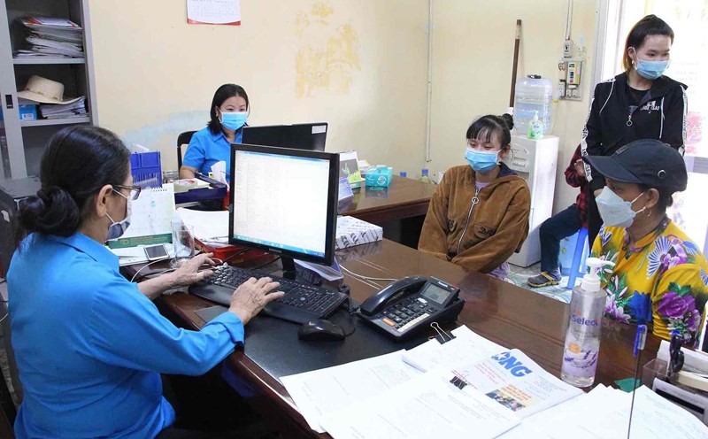The Trade Union Legal Consulting Center - Dong Nai Provincial Labor Federation supports workers with unpaid wages. Photo: HAC