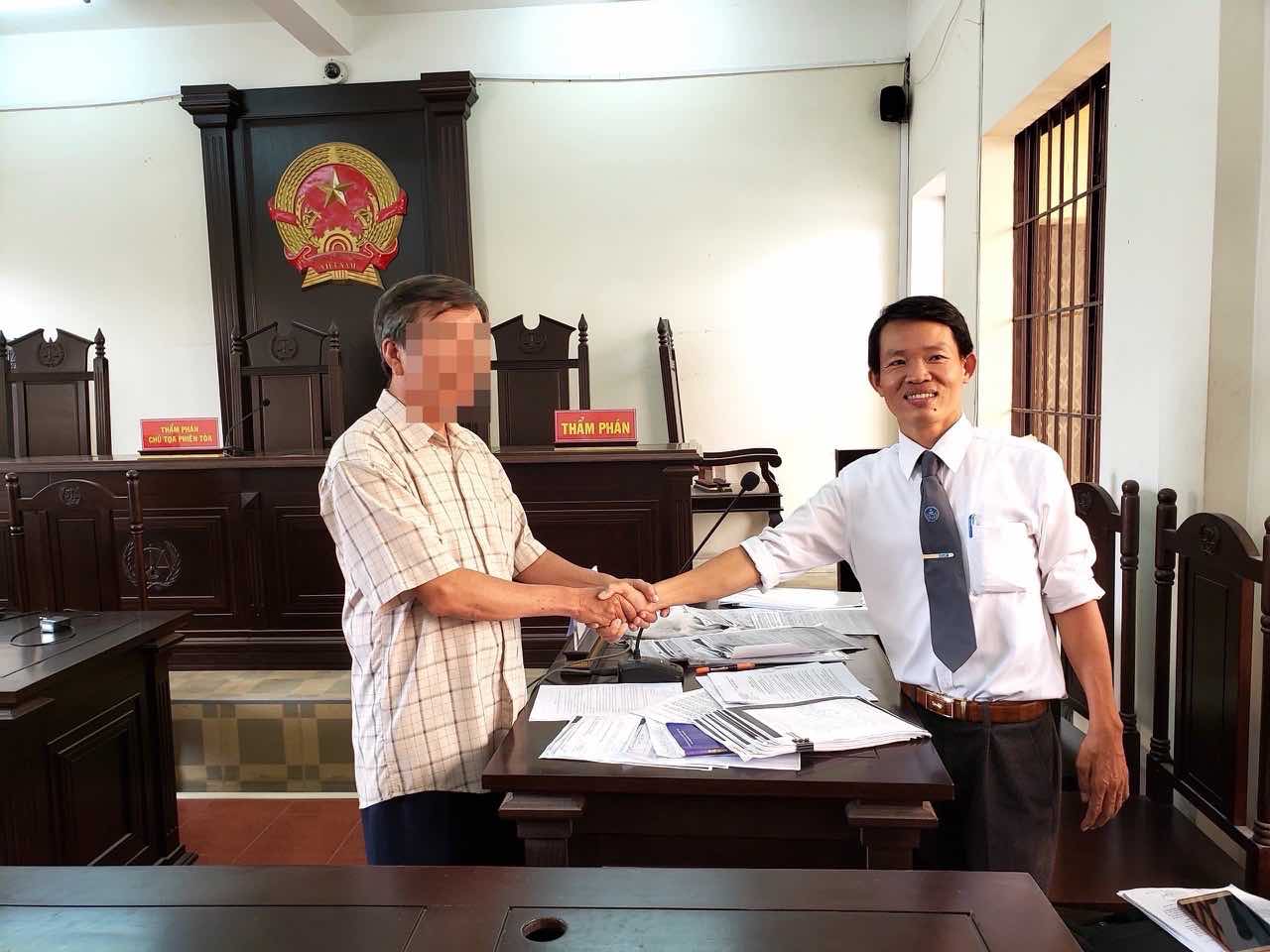 Can bo Trung tam tu van phap luat Cong doan ho tro phap ly cho mot nguoi lao dong tai Toa an. Anh: HAC