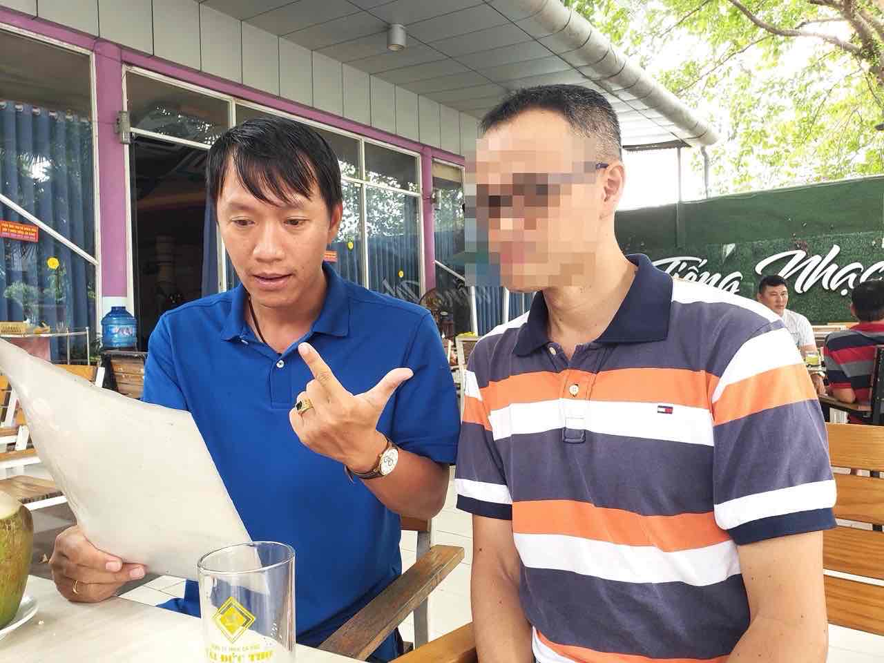 Giam doc Trung tam tu van phap luat Cong doan Vu Ngoc Ha (ao xanh) dang ho tro, tu van phap ly cho nguoi lao dong. Anh tu lieu: HAC