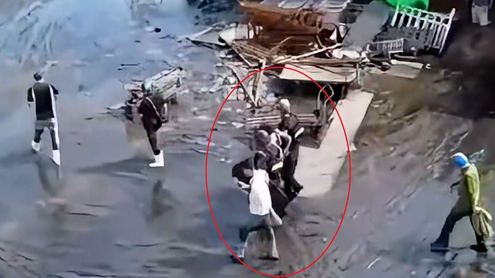 The police arrested the robbery suspect at Binh Dien market.