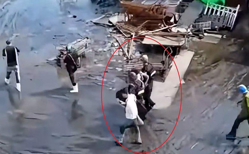 The police arrested the robbery suspect at Binh Dien market.