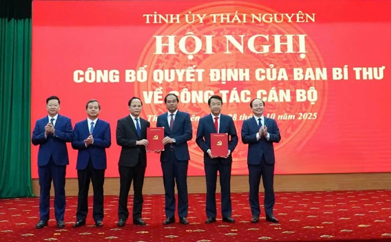 The Thai Nguyen Provincial Party Committee announced the decisions of the Secretariat on personnel work. Photo: Thai Nguyen GOP