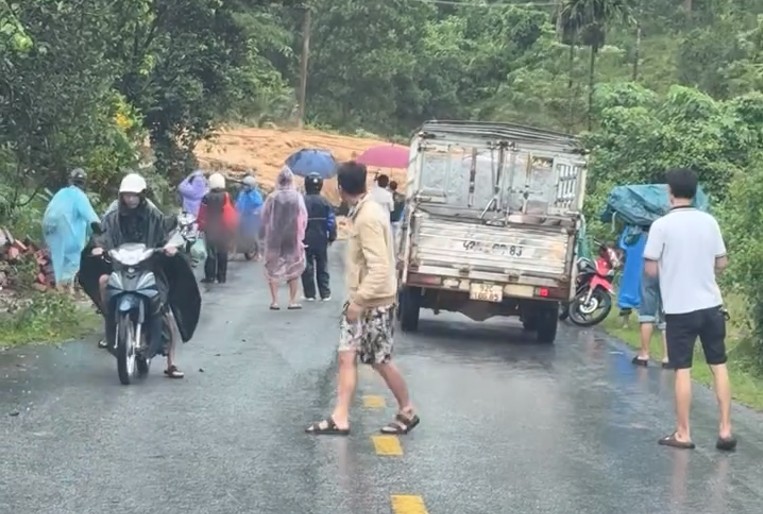 Vu sat lo xay ra ngay truoc mat khien nhieu nguoi dan hot hoang, giao thong khu vuc te liet tam thoi. Anh: Truong An