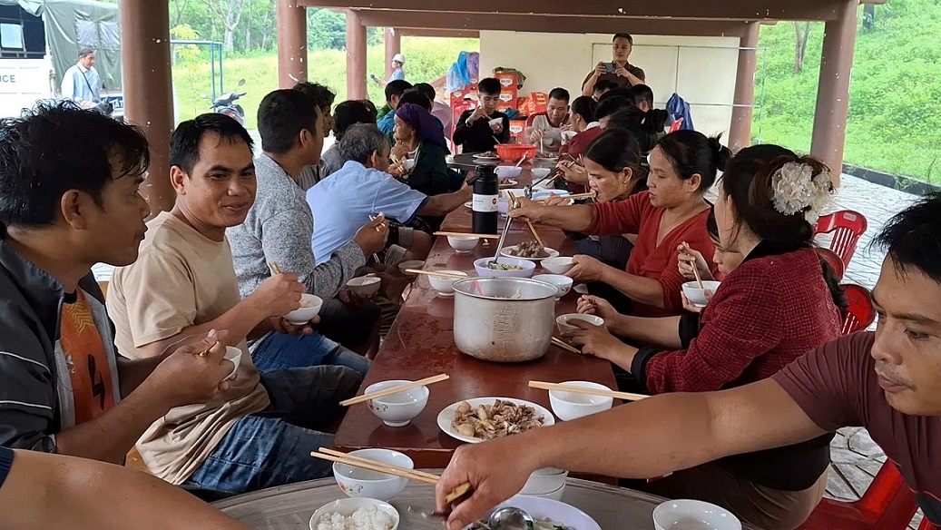 Viec an uong cua nguoi dan khi di tranh tru bao duoc chinh quyen lo tuom tat. Anh: Vien Nguyen