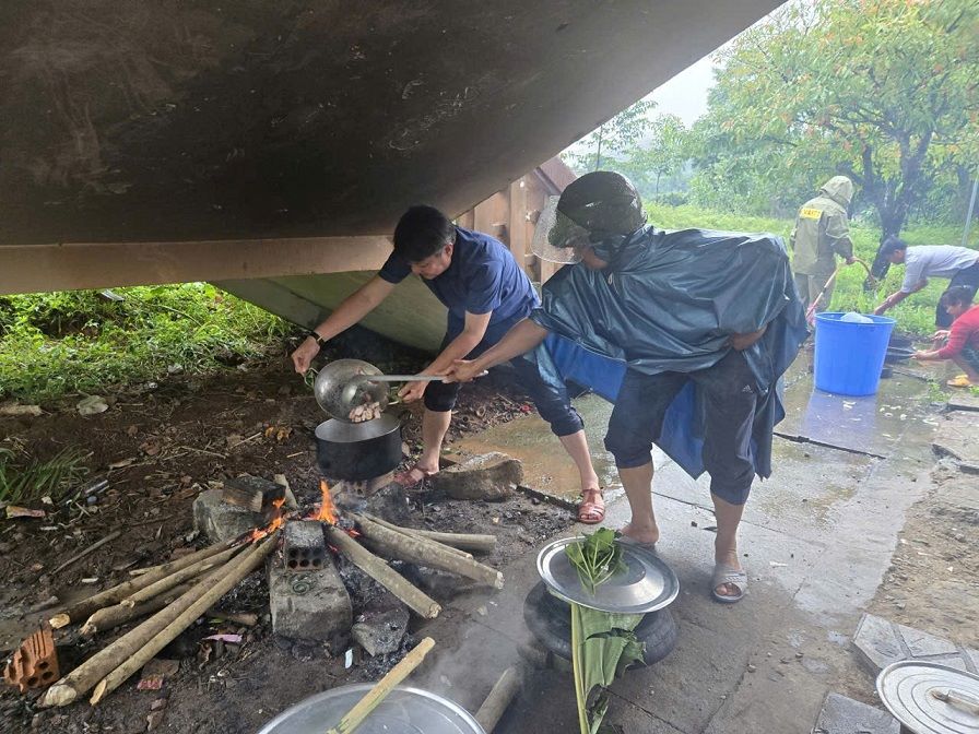 Viec nau an trong nhung ngay mua lu kha vat va. Anh: Vien Nguyen