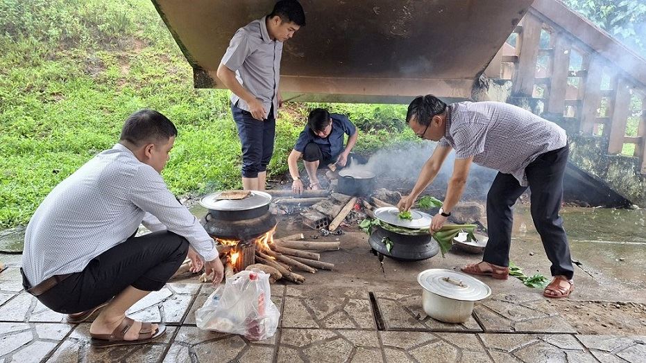 꽝응아이성 바동 마을 간부들 - 랑텡 마을 문화회관에서 태풍을 피해 피난하는 주민들을 위해 음식을 요리하고 있습니다. 사진: Vien Nguyen