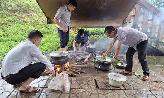 Các cán bộ xã Ba Động, tỉnh Quảng Ngãi - nấu ăn cho người dân đang tránh trú bão ở Nhà văn hóa thôn Làng Teng. Ảnh: Viên Nguyễn