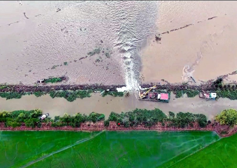 Nuoc lu ket hop trieu cuong va mua tren dien rong da lam vo de bao o xa Phuong Tinh. Anh: Tai Ngoc