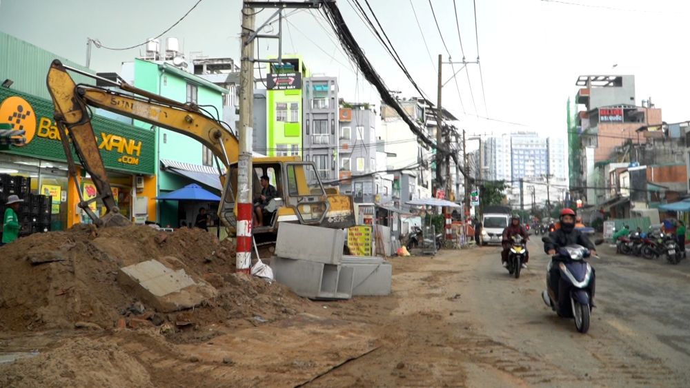 Primer plano de la carretera de 1.000 billones de VND en el este de la ciudad de Ho Chi Minh que se esta cambiando gradualmente a una nueva camiseta