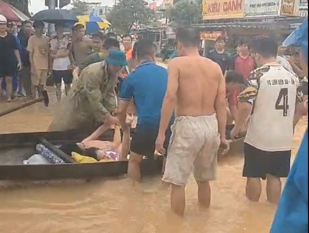 Luc luong cuu ho dung thuyen dua 8 nan nhan bi ngat khi o Da Nang ra duong lon, so cuu truoc khi chuyen vien. Anh: Truong An