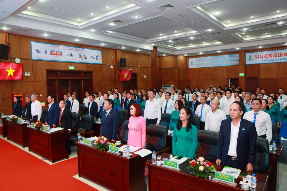 Dai hoi co su tham du cua Dong chi Nghiem Thuy Lan – Chu tich Cong doan Tap doan Cong nghiep – Nang luong Quoc gia Viet Nam; Dong chi Bui Ngoc Duong – Uy vien Ban Thuong vu Dang uy Tap doan Cong nghiep – Nang luong Quoc gia Viet Nam, Bi thu Dang uy, Chu tich Hoi dong Quan tri BSR.