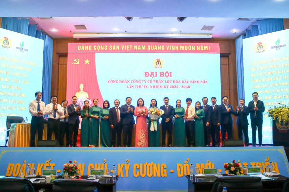 Lanh dao Cong doan Tap doan Cong nghiep – Nang luong Quoc gia Viet Nam va BSR chuc mung Ban Chap hanh Cong doan co so BSR nhiem ky 2025 – 2030