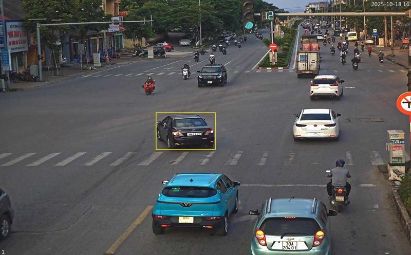 1 vehicle (closed to the yellow line) was fined in Bac Ninh. Photo: Traffic Police Department of Bac Ninh Provincial Police