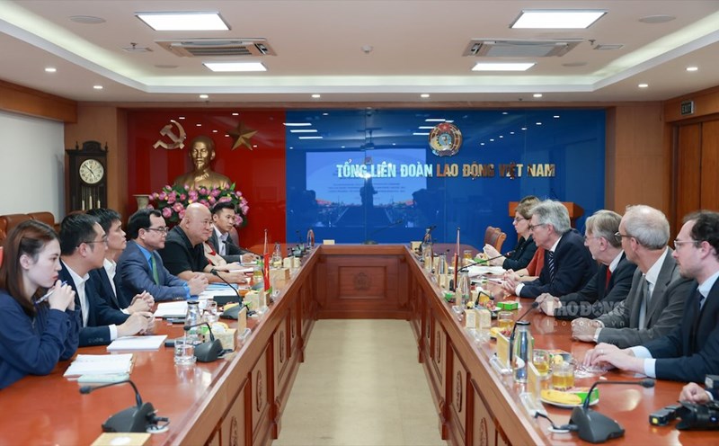 One of the issues of concern at the working session between the Vietnam General Confederation of Labor and the SPD Delegation was dialogue, negotiation, and collective labor agreements. Photo: Hai Nguyen