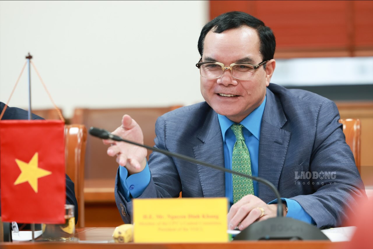 Chu tich Tong LDLDVN Nguyen Dinh Khang tai buoi lam viec. Anh: Hai Nguyen