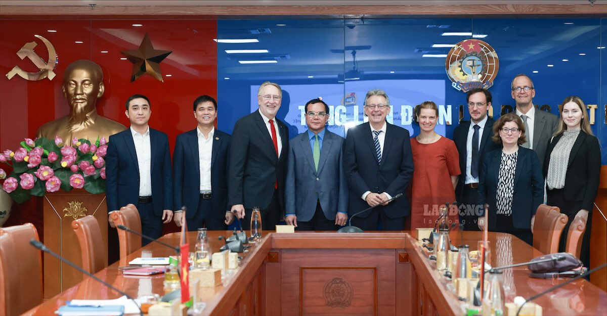 Cac dai bieu du buoi lam viec. Anh: Hai Nguyen