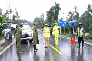 Mobilized more than 14,000 police officers and soldiers to support people in flooded areas in Hue. Photo: Hue City Police