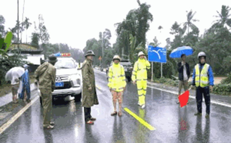 Mobilized more than 14,000 police officers and soldiers to support people in flooded areas in Hue. Photo: Hue City Police