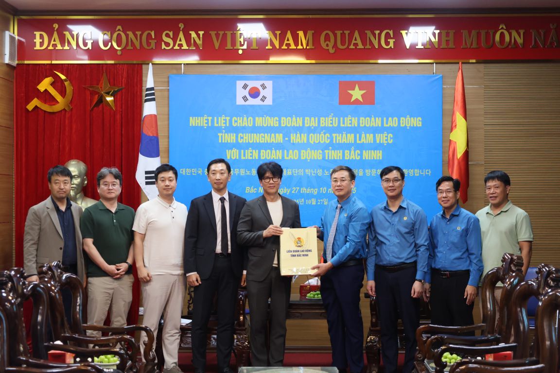 Leaders of the Bac Ninh Provincial Federation of Labor presented souvenirs to the Chungnam Provincial Federation of Labor (Korea). Photo: Quyet Chien