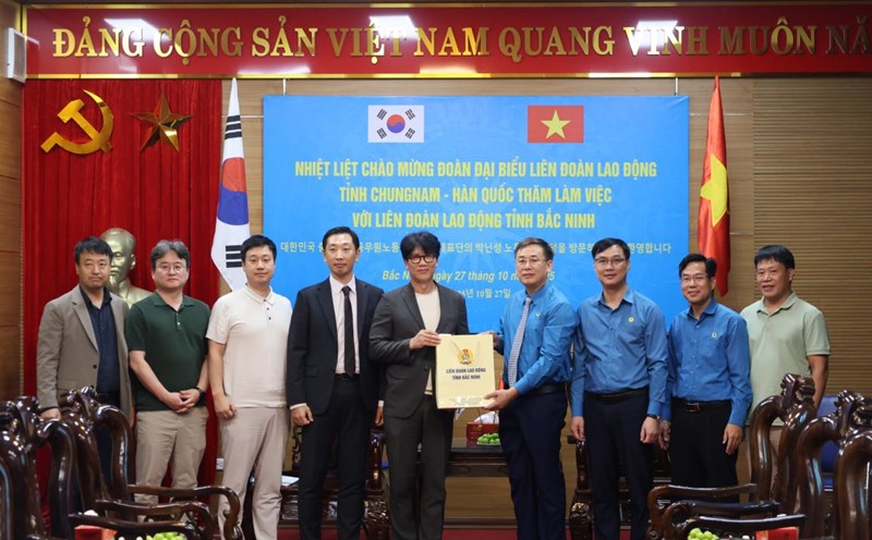 Leaders of the Bac Ninh Provincial Federation of Labor presented souvenirs to the Chungnam Provincial Federation of Labor (Korea). Photo: Quyet Chien