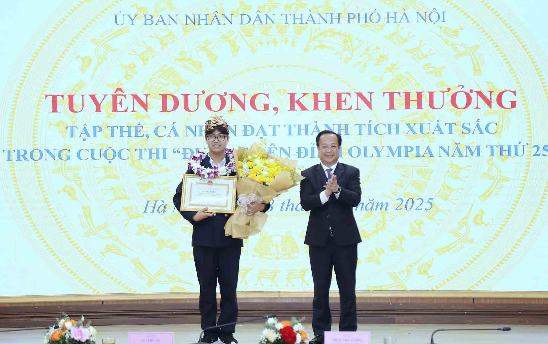Director of the Hanoi Department of Education and Training Tran The Cuong presented the award to student Tran Bui Bao Khanh. Photo: Le Nguyen