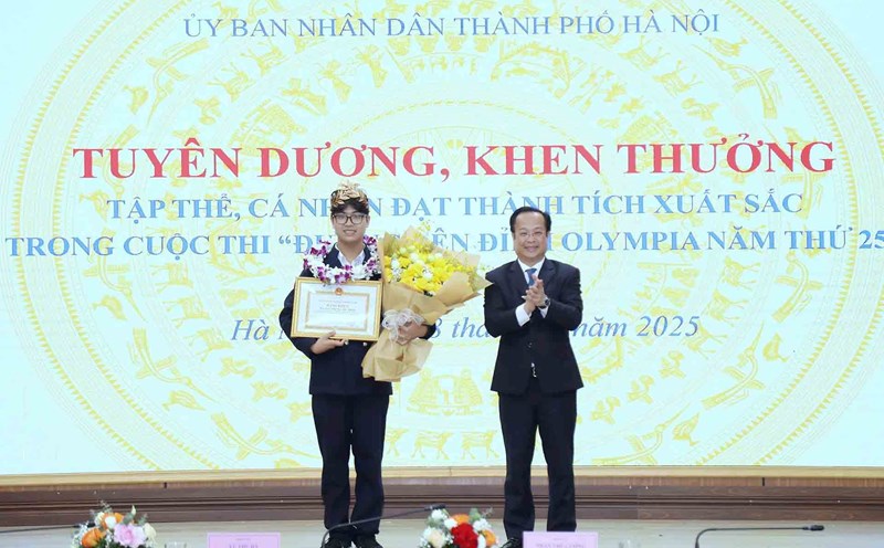 Director of the Hanoi Department of Education and Training Tran The Cuong presented the award to student Tran Bui Bao Khanh. Photo: Le Nguyen
