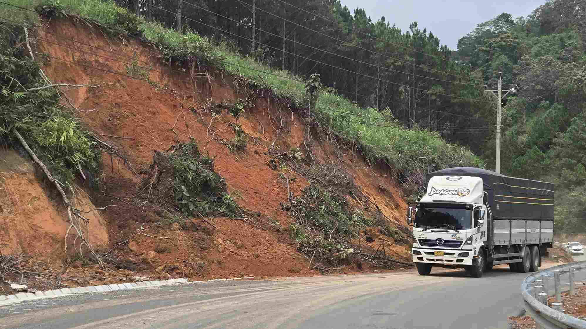 Nguy co tai dien sat lo tren deo Dai Ninh rat cao neu tiep tuc xay ra mua lon. Anh: Phuc Khanh