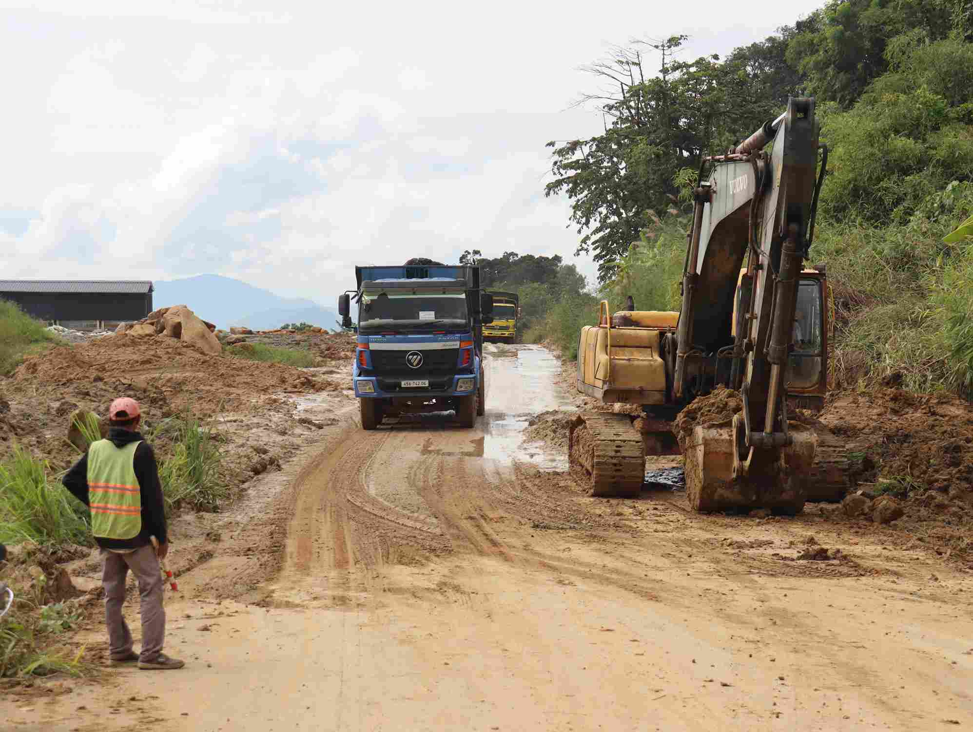 May muc, xe ben don bun dat khac phuc sat lo tren deo Dai Ninh. Anh: Phuc Khanh