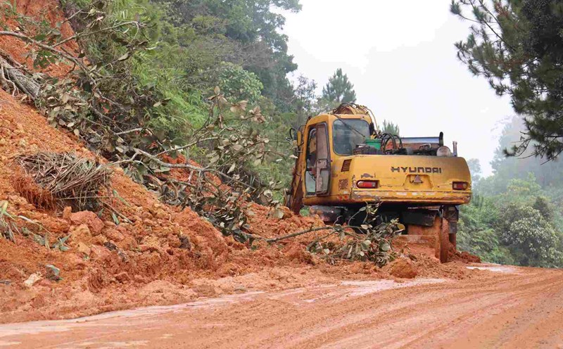 Risk of landslides on Dai Ninh Pass in Lam Dong Province. Photo: Phuc Khanh
