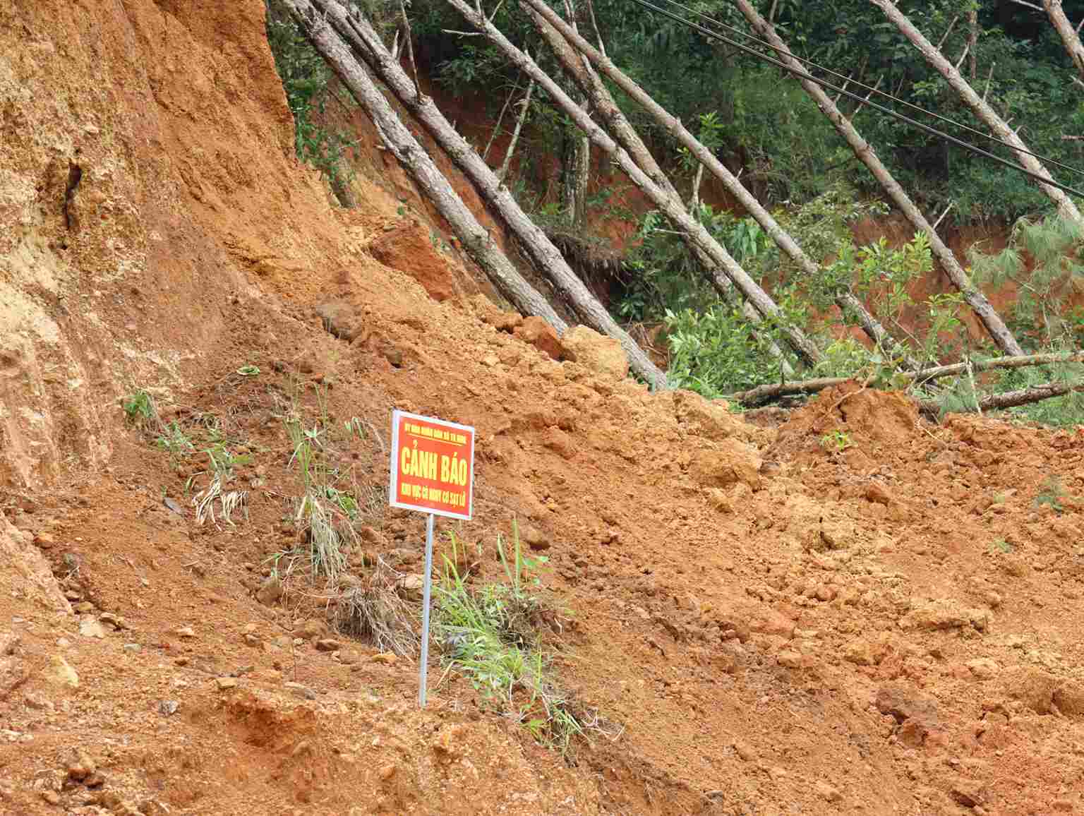 Co quan chuc nang cam bien canh bao de phong nguy hiem tai cac diem sat lo. Anh: Phuc Khanh