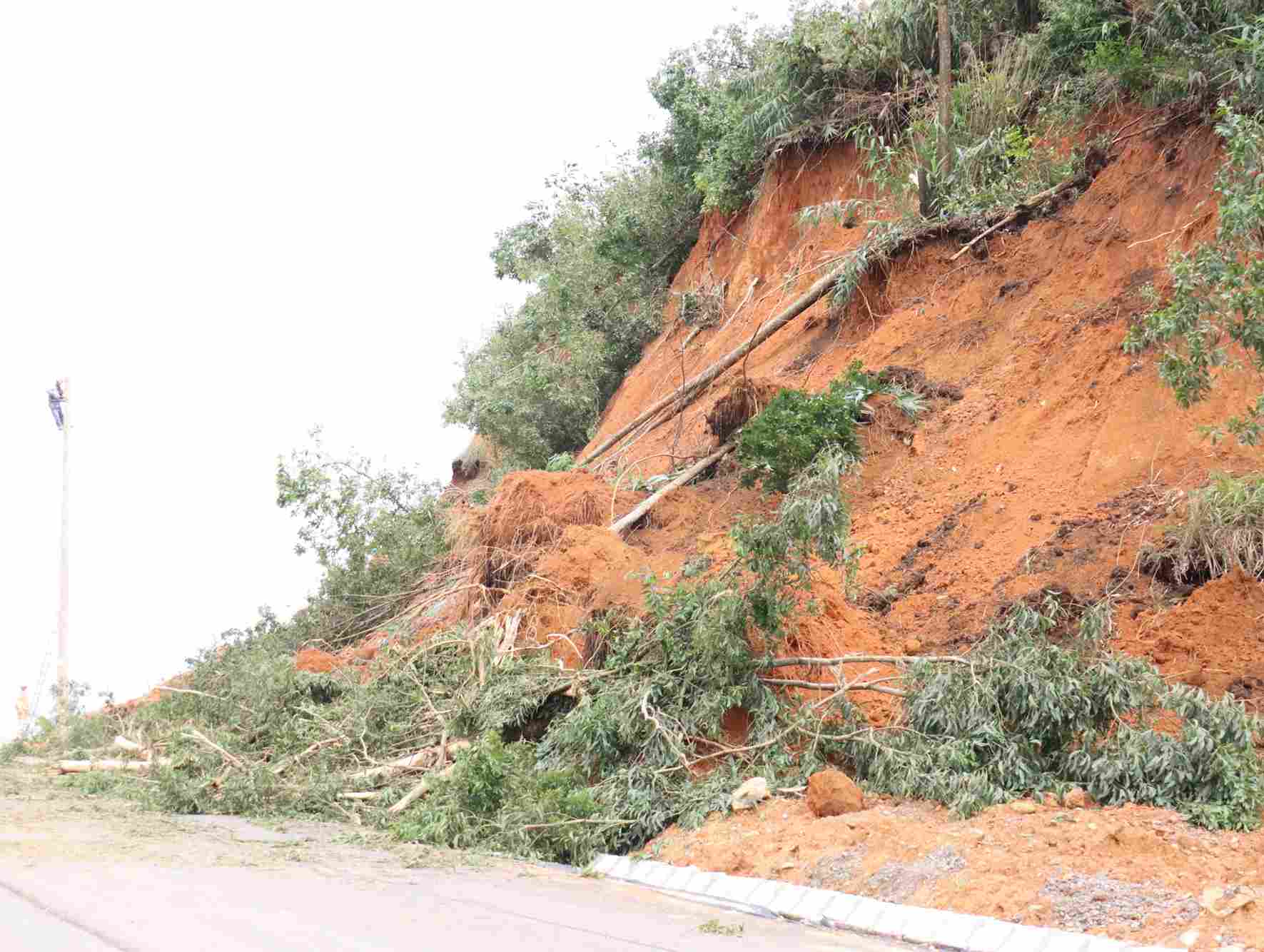 Mot diem sat lo moi xay ra tren deo Dai Ninh. Anh: Phuc Khanh