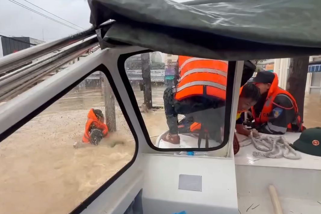 Timely rescue 3 people whose boat capsized in the rushing water in Da Nang. Photo: Tran Thi