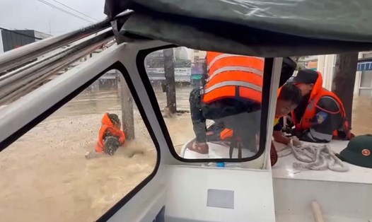 Kịp thời cứu 3 người dân bị lật thuyền giữa dòng nước xiết ở Đà Nẵng. Ảnh: Trần Thi