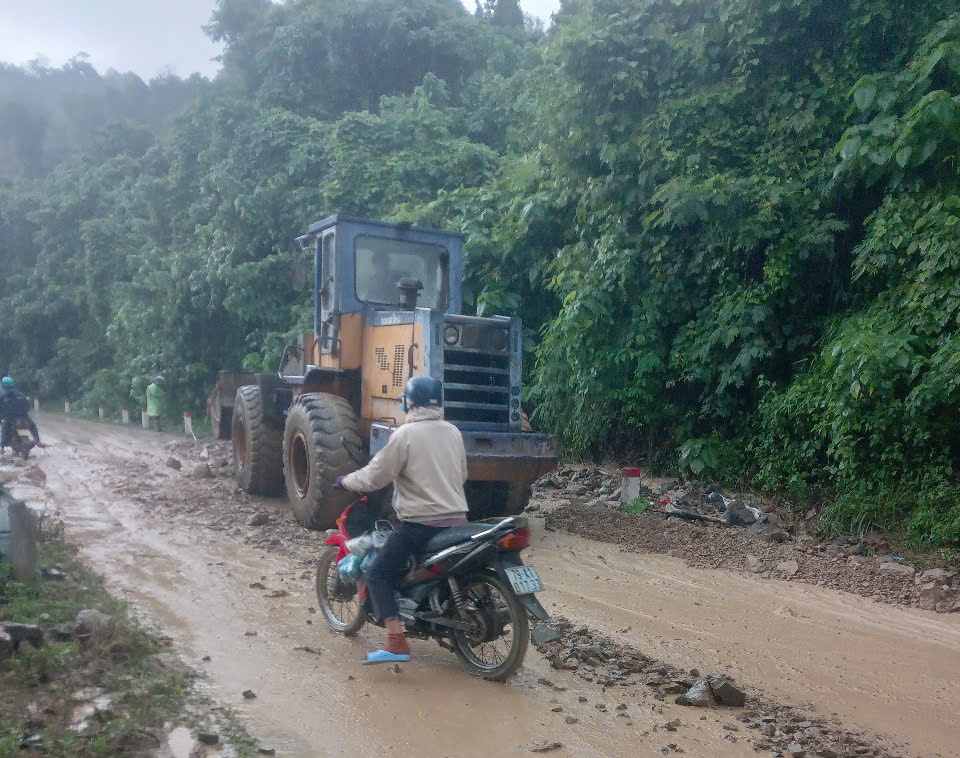 serious landslide on Khanh Son Pass in Khanh Hoa Province. Photo: Huu Long