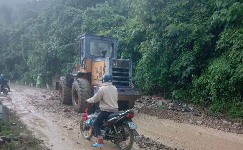 serious landslide on Khanh Son Pass in Khanh Hoa Province. Photo: Huu Long