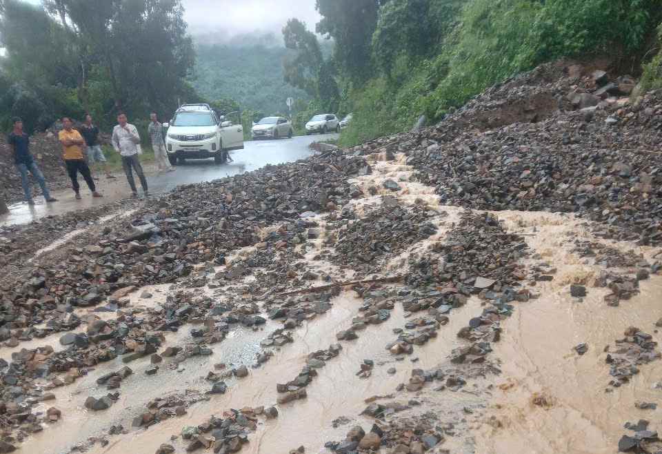 Truoc khi xay ra cac vu sat lo, nhung ngay qua tren dia ban tinh Khanh Hoa co nhung con mua keo dai. Anh: Huu Long