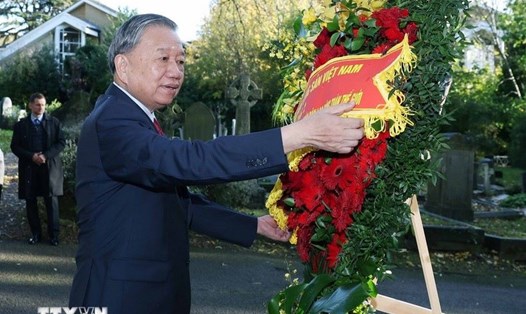 Tổng Bí thư Tô Lâm đặt vòng hoa viếng tại mộ Karl Marx - Lãnh tụ của giai cấp vô sản. Ảnh: TTXVN