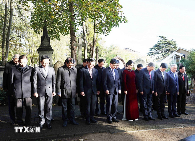 Tong Bi thu To Lam va Phu nhan cung doan dai bieu cap cao Viet Nam tuong niem truoc mo Karl Marx - Lanh tu cua giai cap vo san. Anh: TTXVN