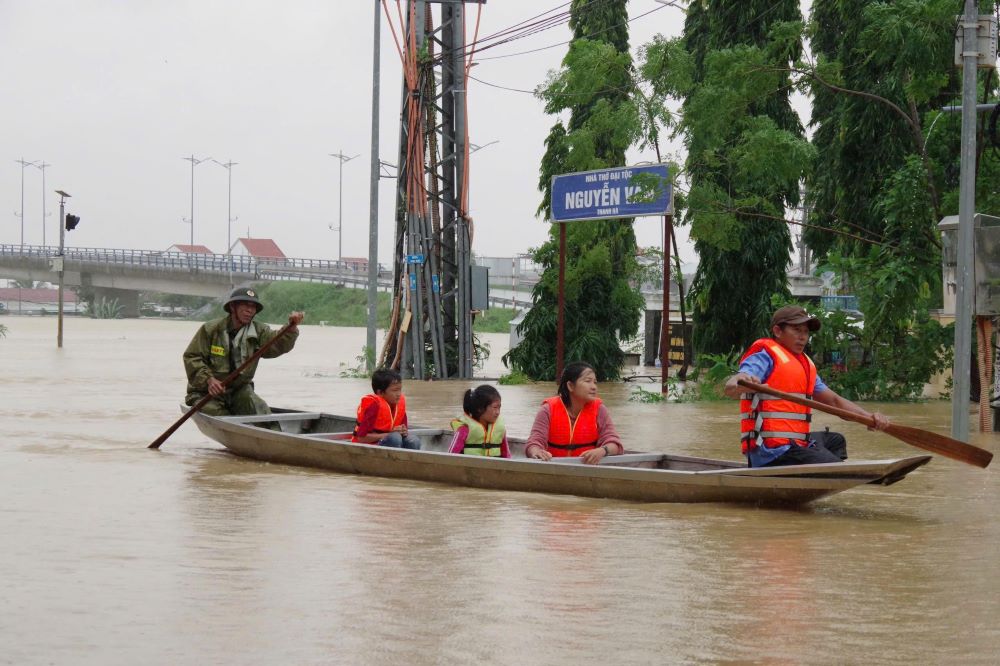 Luc luong vu trang TP Da Nang dua nguoi dan ra khoi vung nguy hiem. Anh: Mai Vy