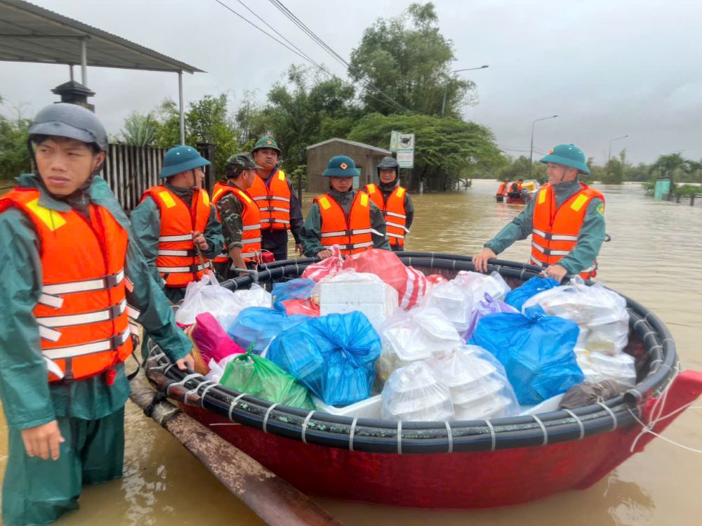 Hang tram dan tru ngap tai Benh vien Dien Ban, Da Nang duoc tiep te kip thoi. Anh: Mai Vy