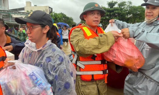 Hàng trăm dân trú ngập tại Bệnh viện Điện Bàn, Đà Nẵng được tiếp tế kịp thời. Ảnh: Mai Vy