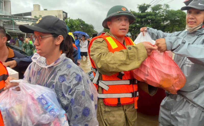 Hundreds of people in flooded at Dien Ban Hospital, Da Nang were provided with timely supplies. Photo: Mai Vy