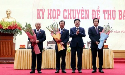 Ông Bùi Đức Hinh (ngoài cùng, bên trái) được bầu giữ chức Chủ tịch HĐND tỉnh khoá XIX, nhiệm kỳ 2021 - 2026. Ảnh: Cổng thông tin Phú Thọ