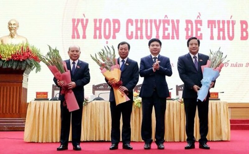 Mr. Bui Duc Hinh (far left) was elected to hold the position of Chairman of the Provincial People's Council for the 19th term, 2021 - 2026. Photo: Phu Tho Information Portal