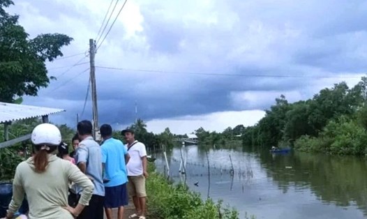 Hiện trường vụ đuối nước xảy ra tại xã Khánh Hưng, Cà Mau khiến cháu A tử vong. Ảnh: Bạn đọc cung cấp