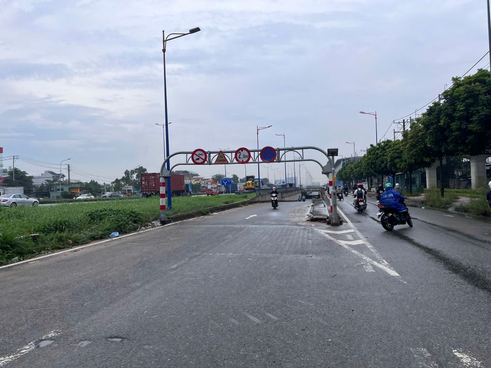 Cac phuong tien phai quay dau ra khoi ham de di chuyen. Anh: Minh Tam