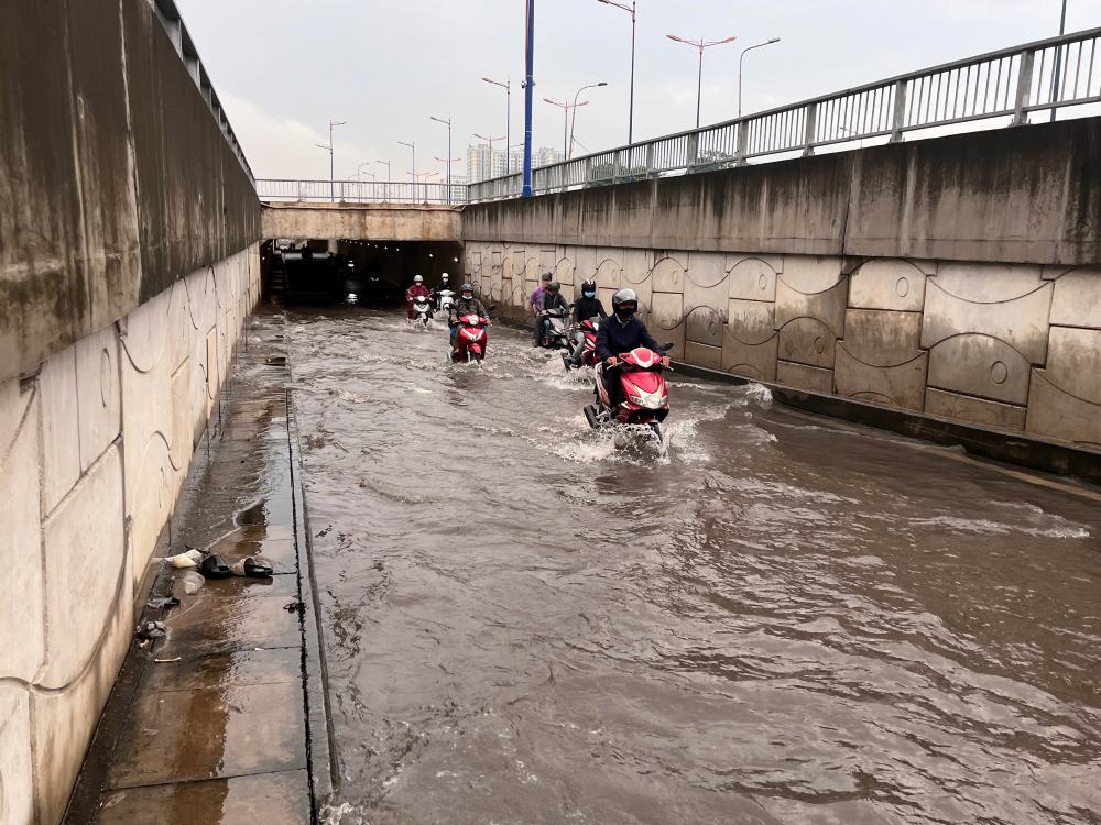 Mot doan ham chui truoc Ben xe mien Dong moi khoang 100 m o cuoi ham ngap sau. Anh: Minh Tam