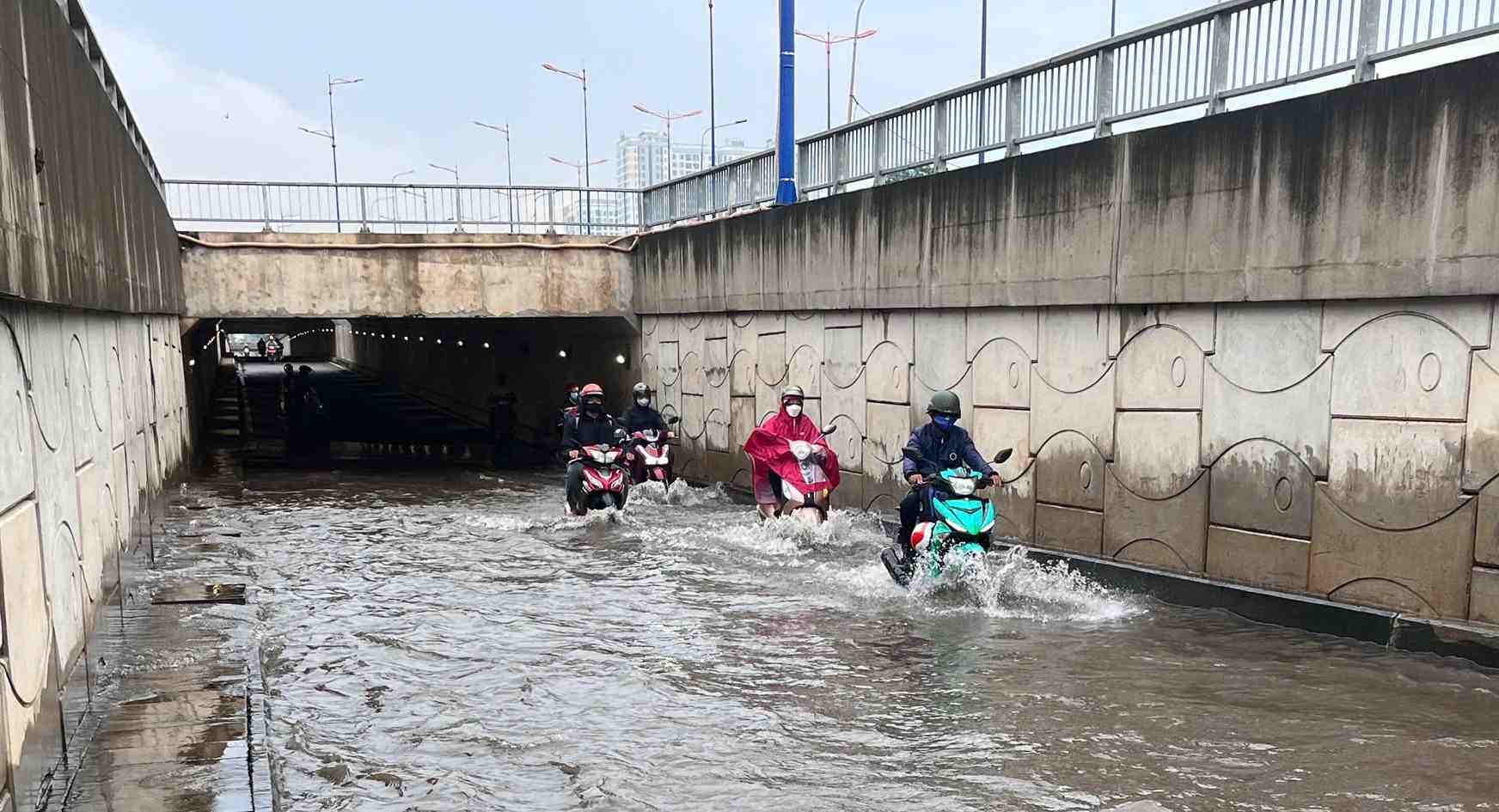 Nuoc ngap sau khien viec di chuyen cua nguoi dan gap kho khan. Anh: Minh Tam
